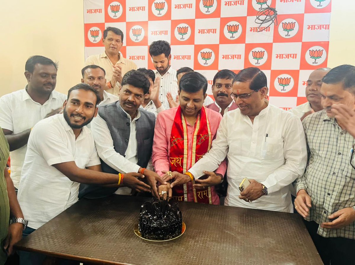 Bambalal_BJP's tweet photo. आज सफीपुर कार्यालय पर मेरे जन्मदिन के अवसर पर क्षेत्र के सम्मानित कार्यकर्ताओं /साथियों ने आकर दी बधाई ।
आप सभी का बहुत -बहुत धन्यवाद।। https://t.co/2gRFjp9rN2