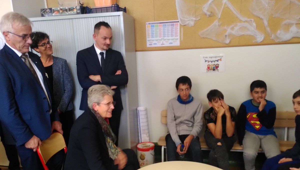 ars_grand_est's tweet photo. #VisiteOfficielle 🇫🇷 | La DG @ars_grand_est V. Cayré accompagne @gdarrieussecq, Ministre déléguée chargée des personnes #handicapées chez #Alister association Accueil de Jour dans le #HautRhin
#transformationdeloffre ➡️Accompagnement à la vie #autonome
#inclusion
#ARS68 https://t.co/LmR7wTuZ0y
