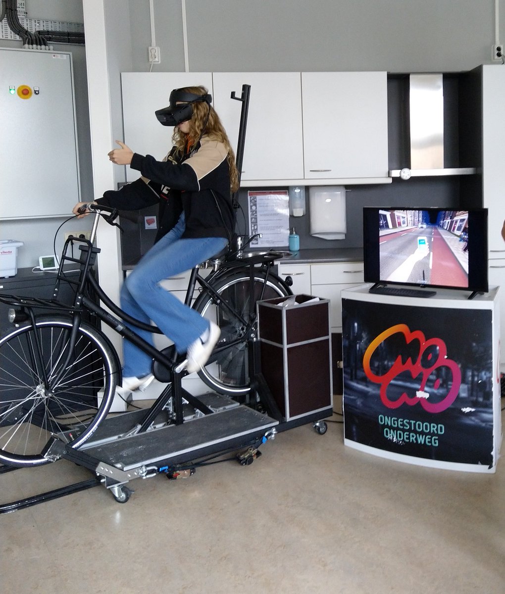 3D Afleiding Bike in Middelharnis:
Leerlingen <a href="/CSGPrinsMaurits/">CSG Prins Maurits</a> ervaren hoe gevaarlijk het is om muziek te luisteren of het mobieltje te gebruiken tijdens het fietsen.