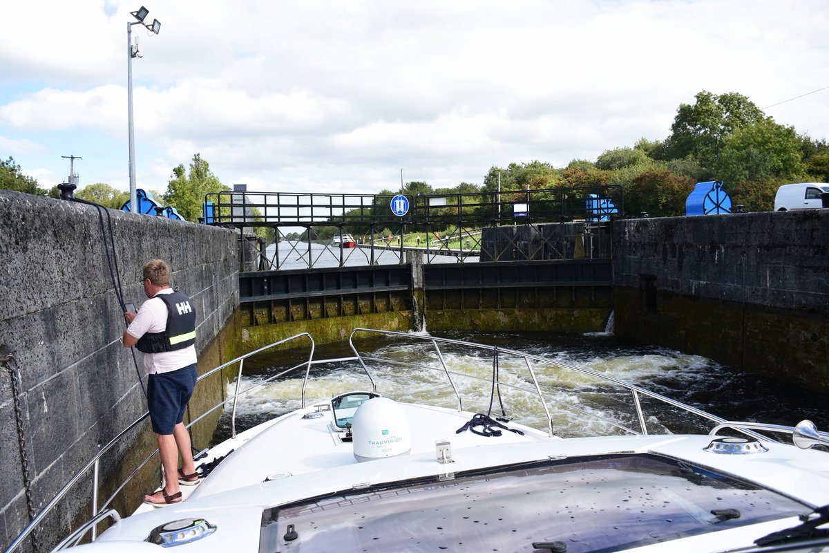 There are seven locks operated on the #RiverShannon all manned by lock keepers. We will brief you on all this as part of your induction before you take to the wheelhouse. For more visit>> silverlinecruisers.com.
#headintotheblue #irishwaterways #discoverloughderg #boatinglife