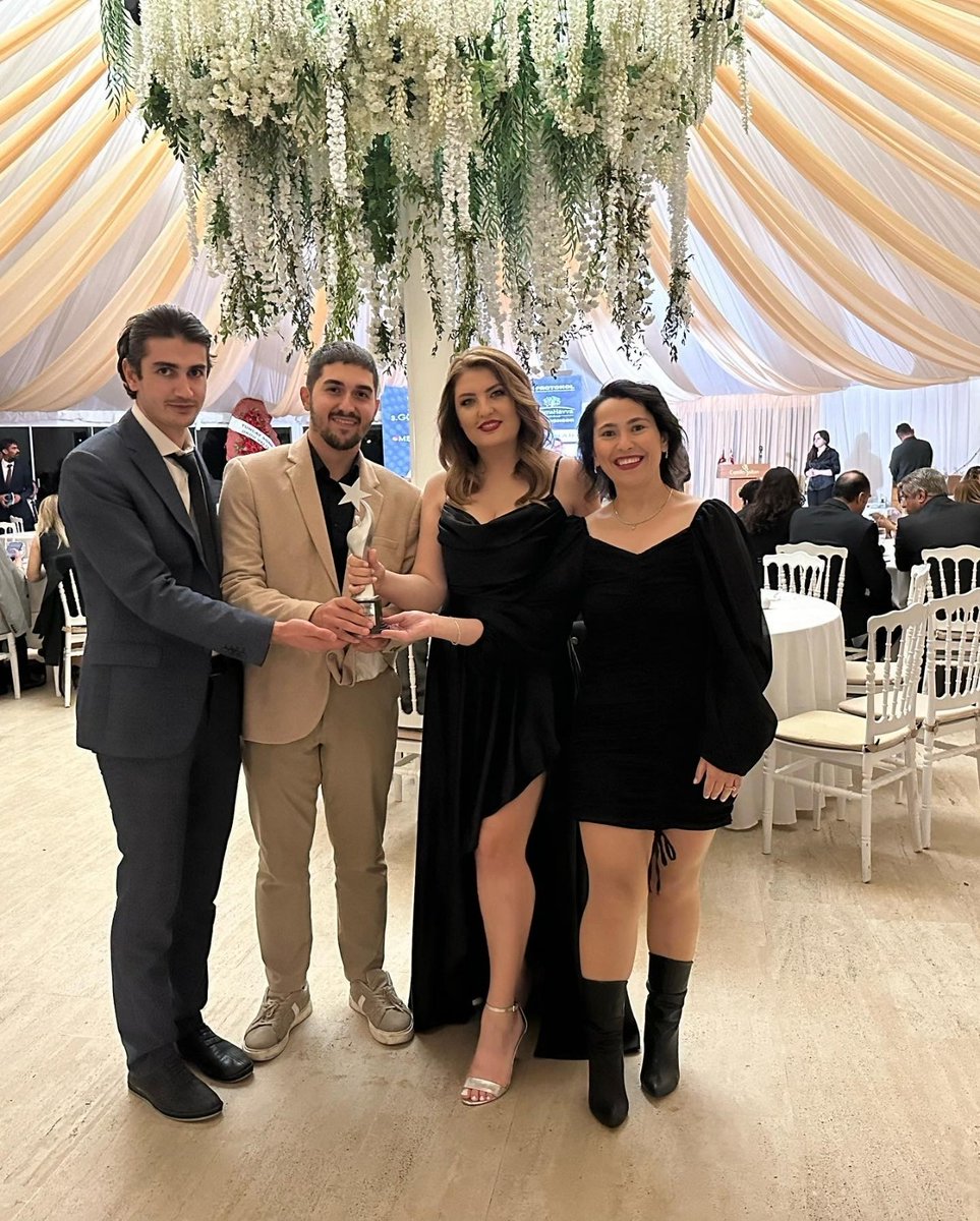 By Protokol Dergisi tarafından 3.sü düzenlenen Gümüş Kariyer Ödülleri Gecesi’de, Kurucumuz Betül BIYIK ‘Yılın En Genç Başarılı CEO’ ödülünü aldı.

Kurucumuzun kazandığı bu ödül son değil, başlangıç!

Büyürken; tüm paydaşlarımızı da beraberimizde büyütmeye devam edeceğiz!..