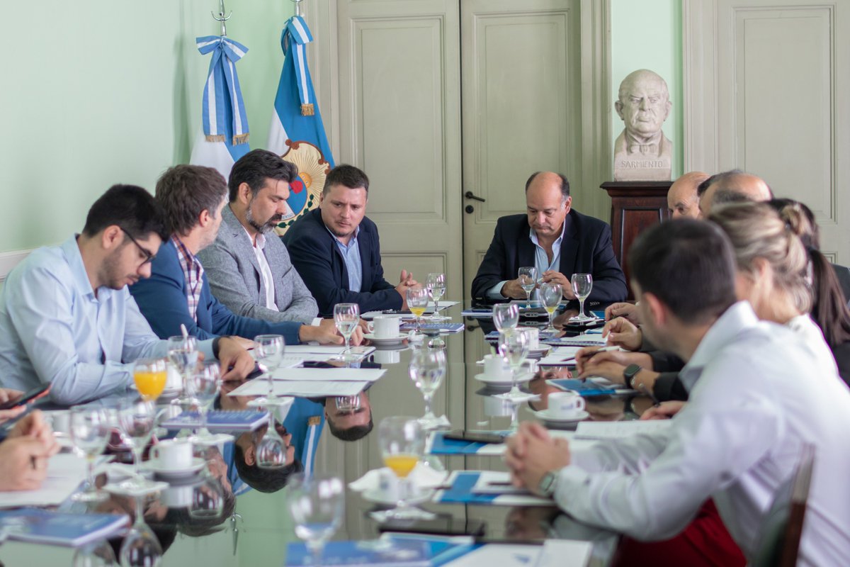 fonred_ok's tweet photo. ¡Fonred sigue expandiéndose!
.
✅Mantuvimos un enuentro en la Casa de San Juan de Buenos Aires. Profundizamos la agenda para la inclusión de todas la pymes. Representantes de las provincias de Misiones, Catamarca, Neuquén, y @CFI_Argentina  se suman a nuestra mesa de trabajo.🔽 https://t.co/0Dyd6otQWn