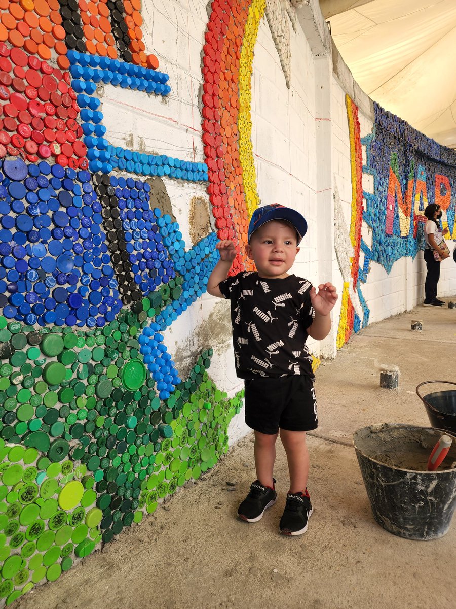 Hoy llega un señor al mural y me dice "Hace unos años, cuando tenias menos seguidores te pedimos compartir en tu historia un Gofoundme de un niño que nació mal del corazón, pues lo hiciste, en 24 horas logramos el monto y ese niño es él, lo trajimos a pegar una tapa" increíble.