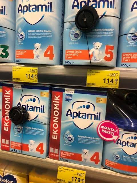 Gözünüzü seveyim #asgari ücrete dokunmayın.
Ekmeği,
giyimi,
ulaşımı,
çocuğa alınacak bezi, mamayı,
milletin başını sokacağı evin kirasını

eski fiyata getirin, yeter!

Asg.ücreti yükselteceğiz cümlesi ağzınızdan çıkarken, sokakta fiyatlar koşar gibi yükseliyor zaten.