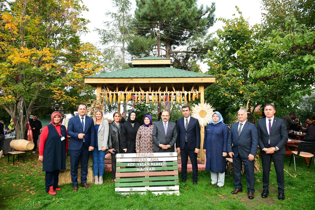 hbfettahoglu's tweet photo. Toprak Ana Köy Yaşam Merkezimizin açılışını, Sn. Cumhurbaşkanımızın çevrim içi katılımıyla gerçekleştirmiş olmanın gururu ve mutluluğunu yaşıyoruz. Şehrimize, köyümüze ve büyük eğitim ailemize hayırlı uğurlu olmasını diliyorum.
@tcmeb https://t.co/LzGYWGrDPj