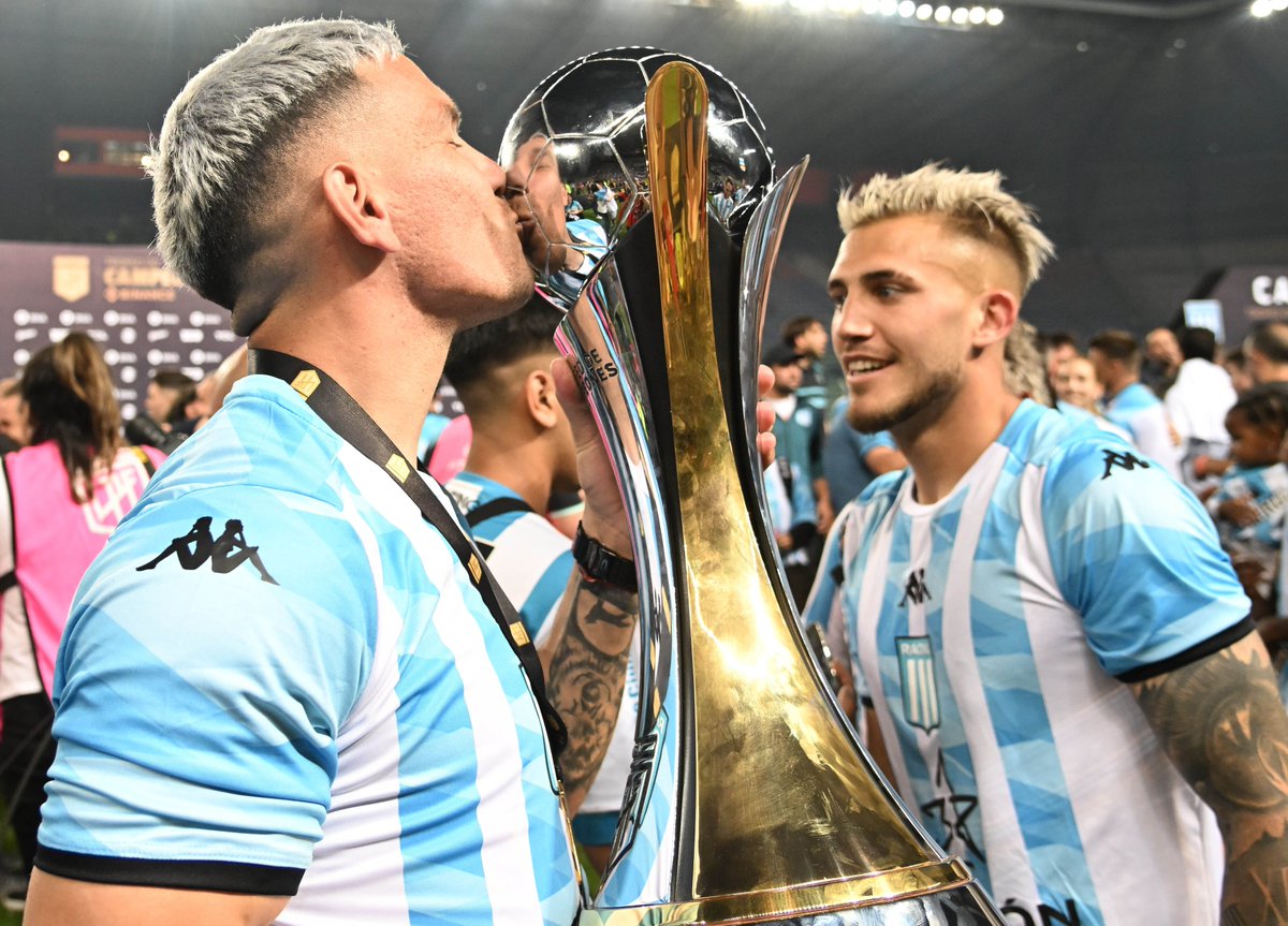 RacingClub's tweet photo. Racing en 2022.

📌 1° en la tabla anual.
📌 Perdió sólo 5 partidos de 41 en el ámbito local.
📌 Invicto en los 90' en Copa de la Liga.
📌 2° equipo con más goles convertidos (66).
📌 Primero en menos goles recibidos (34).
📌 Campeón del Trofeo de Campeones.

¡VAMOSSSSS! 💙💪🏻 https://t.co/v0kffQPCRY