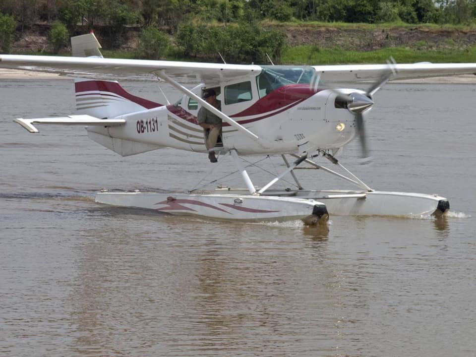 DanteFenolio's tweet photo. Pontoon planes have lots of advantages in a place like the Amazon. One of them is that they can deliver me to places that otherwise would have taken some time to reach. In this case, I was able to visit some friends in short order. #Amazon #SaveTheRainforests #ProjectSelva https://t.co/sLFwKPbtis