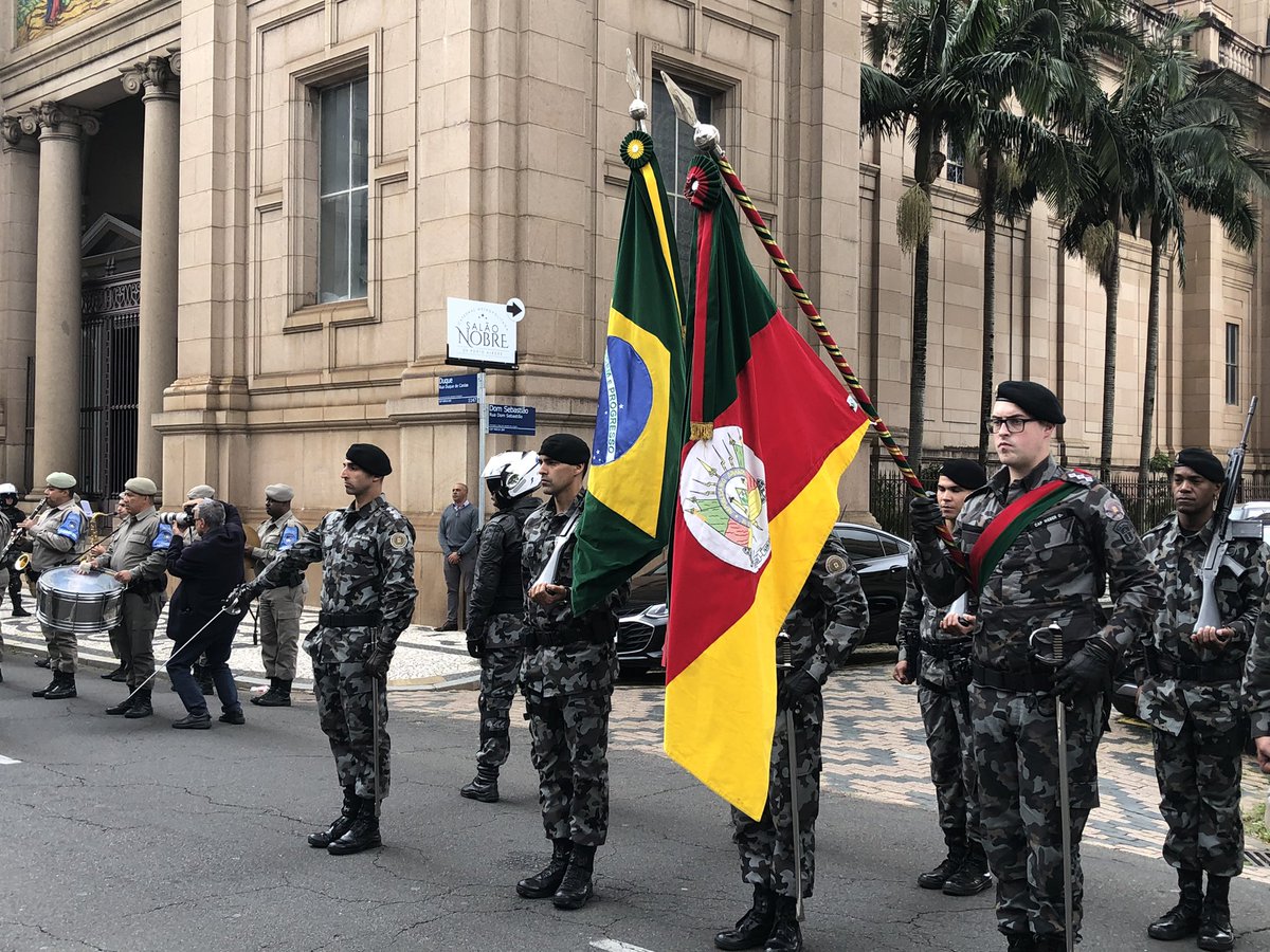 Na manhã desta segunda-feira (07/11), no Palácio Piratini, em Porto Alegre, recepcionei com honras militares o embaixador da Noruega,Odd Magne Ruud.