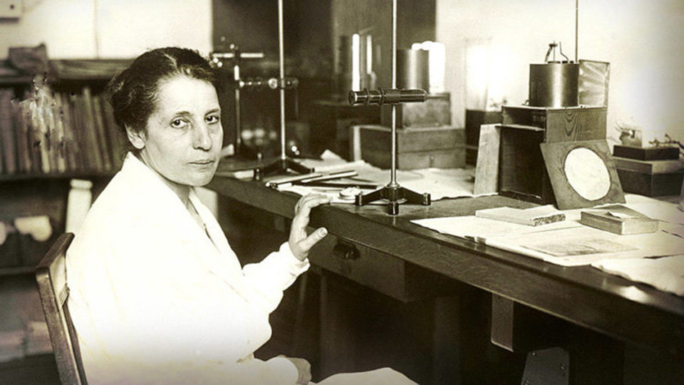 CNTI_VE's tweet photo. #UnDiaComoHoy nace la científica Lise Meitner.
Co-descubridora de la fisión nuclear.
Su trabajo fue crucial en el inicio de la era atómica.
Albert Einstein la llamó la "Marie Curie alemana".
Es la única mujer en tener un elemento en la tabla periódica #Meitnerio
#MujeresSTEM https://t.co/xUMI3mMqA1