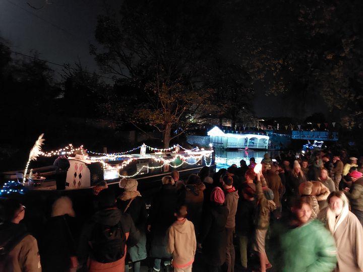 Great to see large crowds on the tow path, out to view the Flotilla of Light as it passed @EdinburghUCS  on the #unioncanal on Saturday night.   More evidence (if any was needed) that entertainment on the canal is popular #teamfloatingstage see thefloatingstage.co.uk
