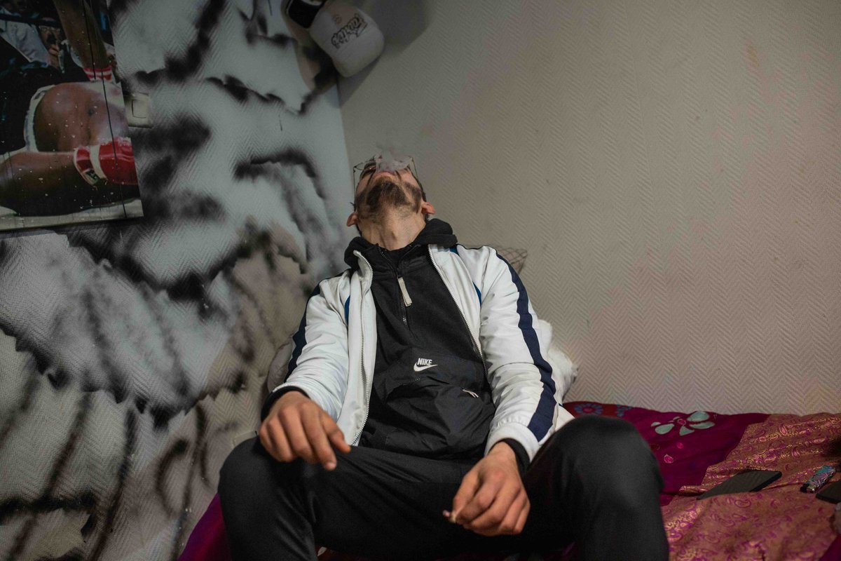 SamirMaouche5's tweet photo. Projet en cours 
Harraga Du rêve à la désillusion
Nadjib, originaire de la région Oranaise dans l’ouest algérien, arrivé en France début décembre 2021, en train de fumer du cannabis.
#paris #Afrique https://t.co/h7aAgGpx23