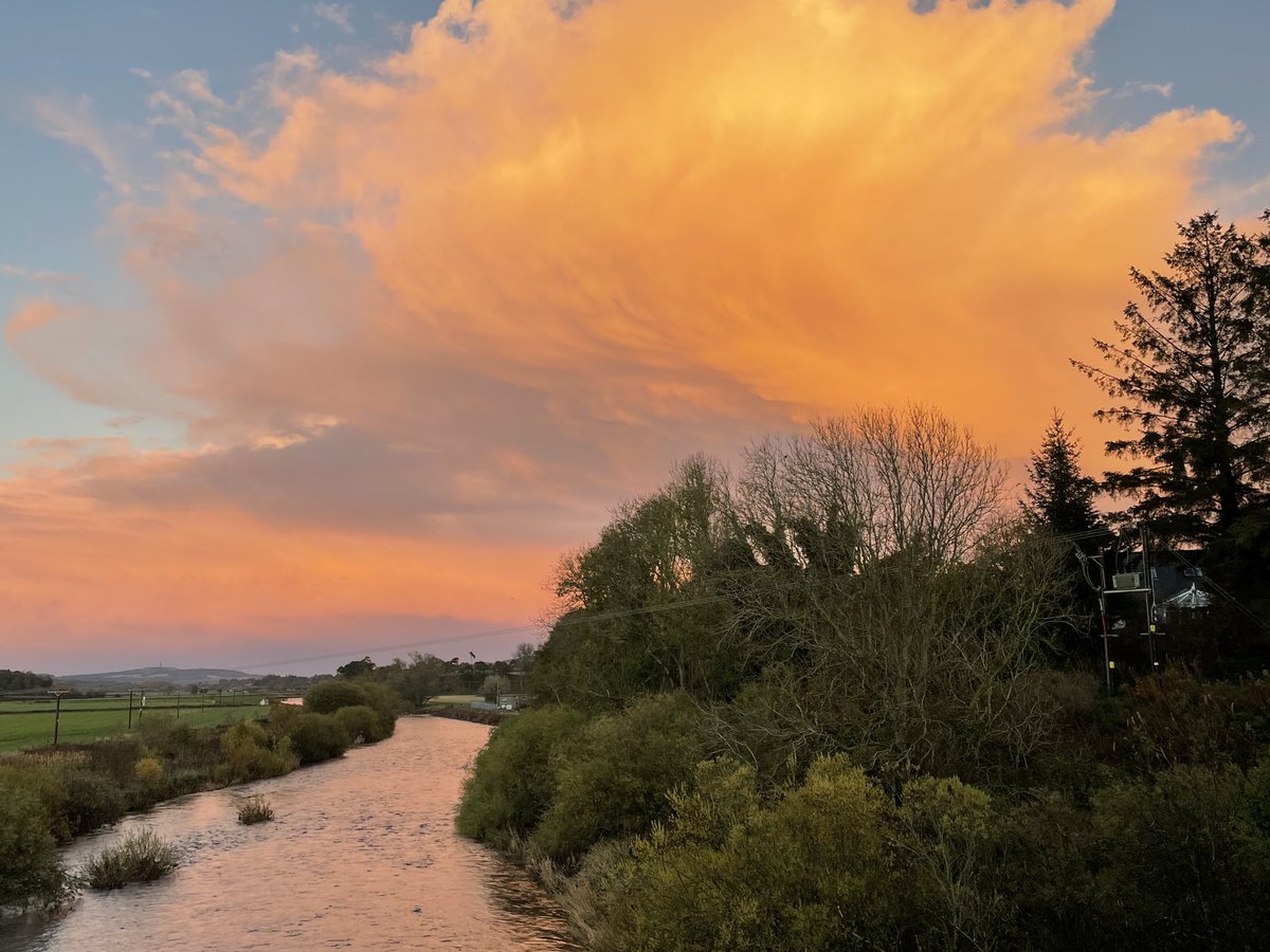 janeeedouglas's tweet photo. Had to post this glorious sun cloud reflecting on the #riverteviot #scottishborders Saturday https://t.co/zRgf8c6ouy