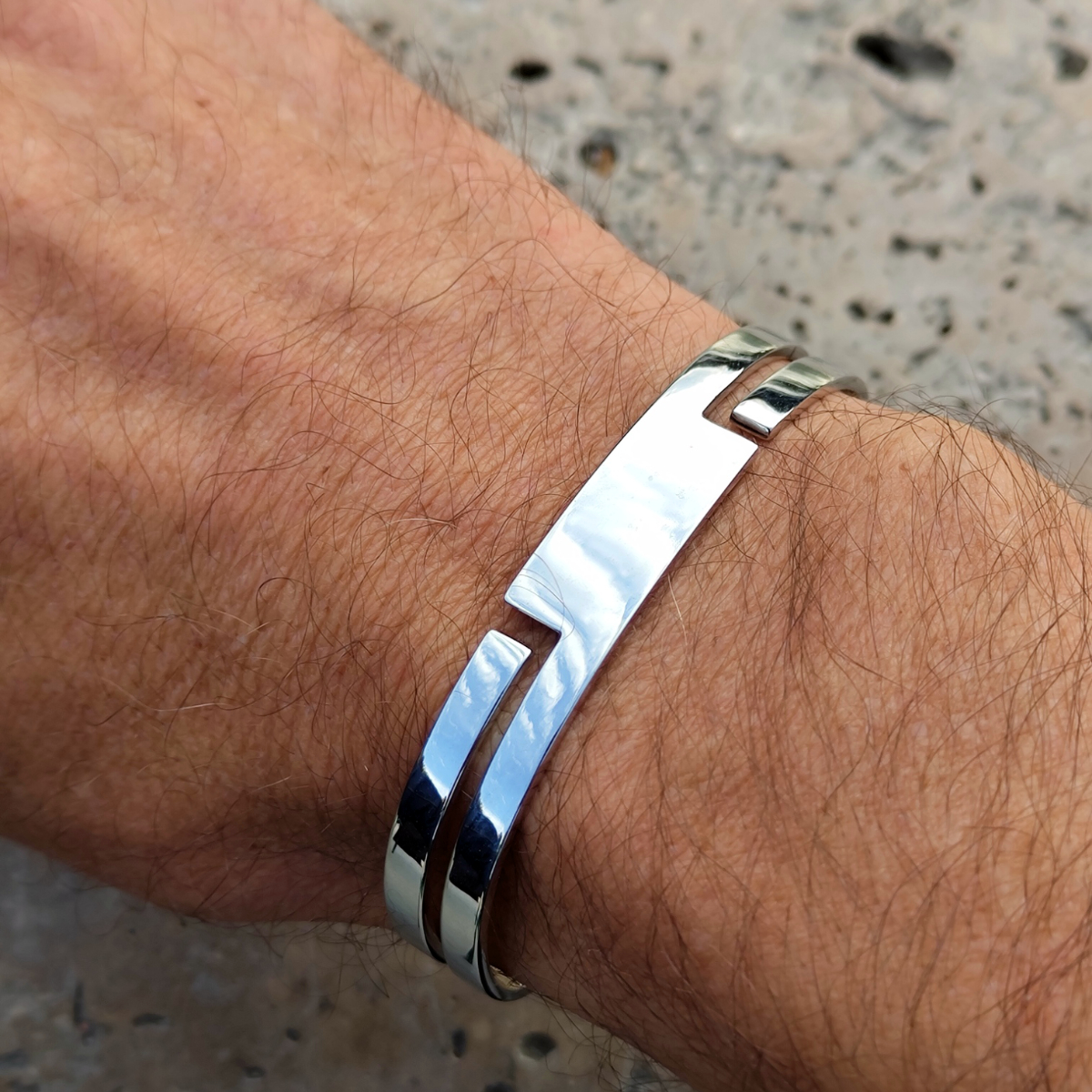 Project_O1's tweet image. NEW - Bracelet 30 "Master of Time" in Rhodium
Inspired by the old logographic writing redrawn to give it a contemporary style
.
.
.
#bracelet #luxurylifestyle #jewellery #madeinfrance