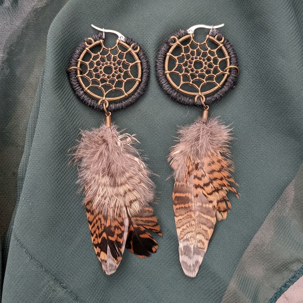 _feraline_'s tweet photo. Woodcock feather earrings ~ with bronze adornments, wrapped in black hemp 🖤

#featherearrings #vultureculture #foragedandfound #featherjewellery #witchythings #goblincore #darkcottagecore https://t.co/yihtwqWtrH