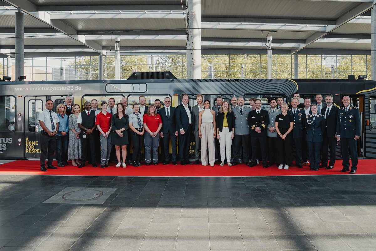 InvictusGamesDE's tweet image. 🇩🇪 Zur Feier der Einjahresmarke bis zu den #InvictusGames gab es etwas ganz besonderes! Prinz Harry und Meghan, der Duke und die Duchess of Sussex waren zu Besuch in @Duesseldorf und ließen es sich nicht nehmen, einen Sonderzug von @DieRheinbahn  einzuweihen! 🚉