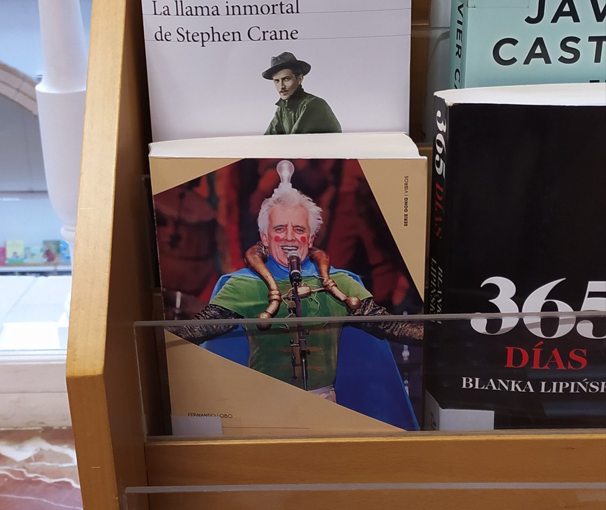 FernandoLoboD's tweet photo. 😍 😍 Me encanta entrar en la #biblioteca pública de #Cádiz a la que llevo yendo toda la vida y ver que mi último libro (#CarnavalPop) está en un lugar destacado.
✨Tremenda ilusión
🎶¡Sólo me queda dar un concierto en ese lugar! (cosa que molaría).
Soy un sentimental https://t.co/N2g4oGY9Sg
