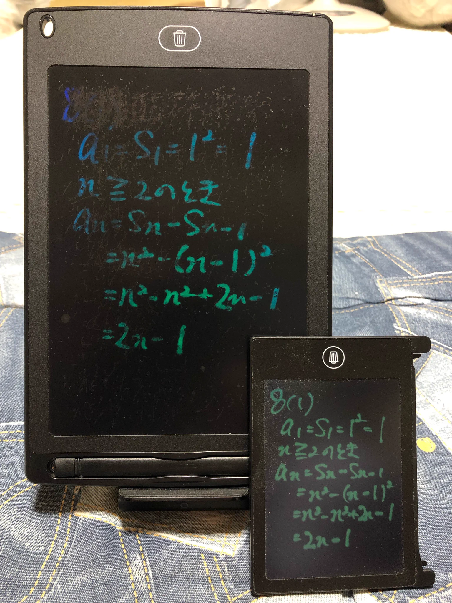 @technocrat_k 使い込んだダイソーの電子メモパッドとほとんど使ってないスリーコインズの4.4インチ電子メモパッドを並べてみました。筆圧高めのせいか表面ボロボロ･･･。税込み550円だし不便なら買い替えれば済む話ですね。 