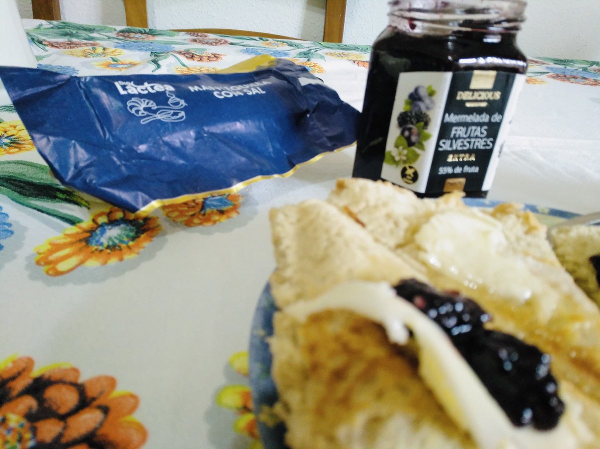 wuhaihong2018's tweet photo. Un buen día comienza por un buen desayuno ☕️preparado con los productos de @DIA_Esp . Mi desayuno de hoy ha sido unas tostadas hechas con el pan Chapata con la mantequilla con sal de #Lactea y la mermelada de frutas silvestres de #Delicious. https://t.co/NAqh5aDmtA