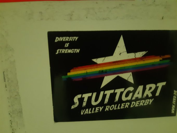 KassSchwae's tweet photo. Samstag, Punk Konzert von einem Kung Fu Bruder. Und in der Location den Aufkleber gesehen. 🤩🤩
#Goldmarks #Goldmarksrockt https://t.co/j7M0lc0TQ3