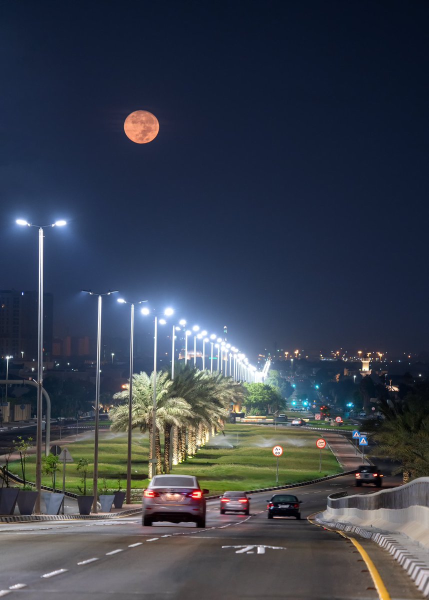 غروب البدر على طريق الملك سلمان بالخبر
