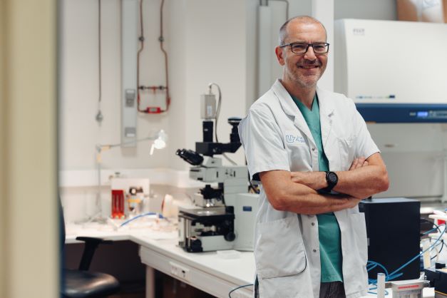 UGent Geneeskunde & Gezondheidswetenschappen (@ugent_fge) on Twitter photo 🧑🔬Prof. <a href="/WimCeelen/">Wim Ceelen</a> werkt aan een behandeling voor buikvlieskanker, een ziekte die tot nu toe een zeer lage levensverwachting had. Zijn team onderzoekt o.a. de mogelijkheden van chemoverneveling.
🔗durfdenken.be/nl/onderzoek-e…
<a href="/ugent/">UGent</a> <a href="/uzgent/">UZ Gent</a> <a href="/ResearchUGent/">Ghent University Research</a> 🧑🔬Prof. <a href="/WimCeelen/">Wim Ceelen</a> werkt aan een behandeling voor buikvlieskanker, een ziekte die tot nu toe een zeer lage levensverwachting had. Zijn team onderzoekt o.a. de mogelijkheden van chemoverneveling.
🔗durfdenken.be/nl/onderzoek-e…
<a href="/ugent/">UGent</a> <a href="/uzgent/">UZ Gent</a> <a href="/ResearchUGent/">Ghent University Research</a>