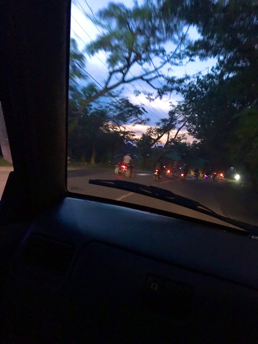 RetnoSam's tweet photo. Senja berasama cakra khan^ https://t.co/xOhg62cR0F