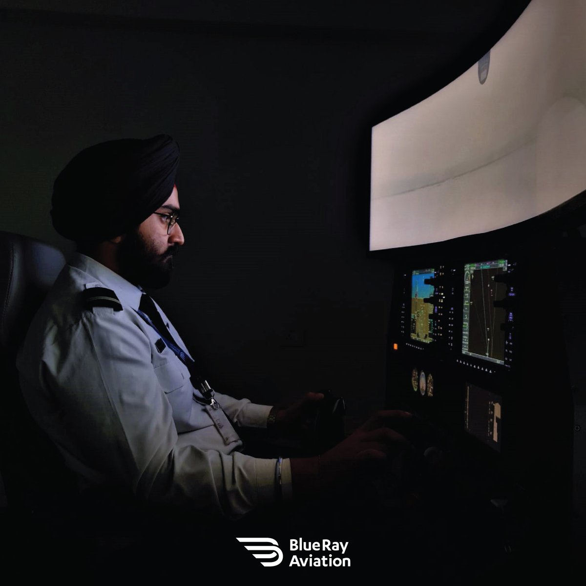 BlueRayAviation's tweet image. Flight simulators have become an integral part of today&apos;s training process for pilots. Take the plunge into the world of aviation with our GTS Diamond flight simulator and complete your simulator training with us today!

#BlueRayAviation #simulatortraining #flightsimulator #fto