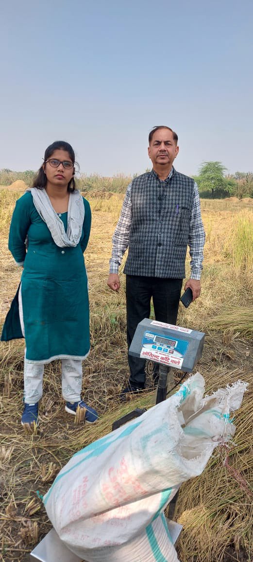 PmfbyUp's tweet photo. निरीक्षण अधिकारी सुश्री कीर्ति पटेल, मंडलीय सांखिकीय अधिकारी आगरा ने ग्राम नगला फत्तेखां
में फ़सल धान का क्रॉप कटिंग प्रयोग करवाया।
#PMFBY #PMFBYUP #PMFBY4FARMERS #CCE https://t.co/uyhg4NE9vd