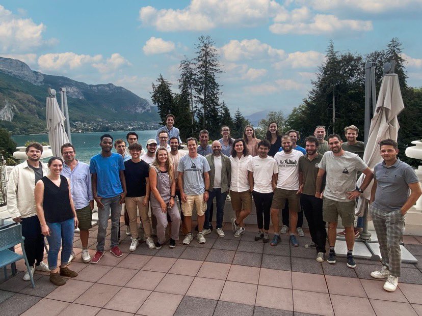 The MoonBikes family wishes you a great week. The first snowflakes have arrived, here we go! ❄️🚀

#MoonBikes #EV #snowbike #team