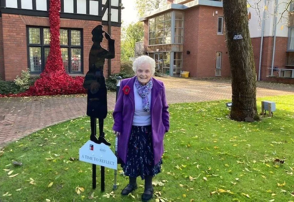We were honoured to welcome a former Rotherwas Munitions Worker to unveil a statue of 'An Unknown Woman in War' to mark the Remembrance period in the gardens of Hampton Grange and Gwen Walford.

Follow the link to read more ⬇️
bbc.co.uk/news/uk-englan…