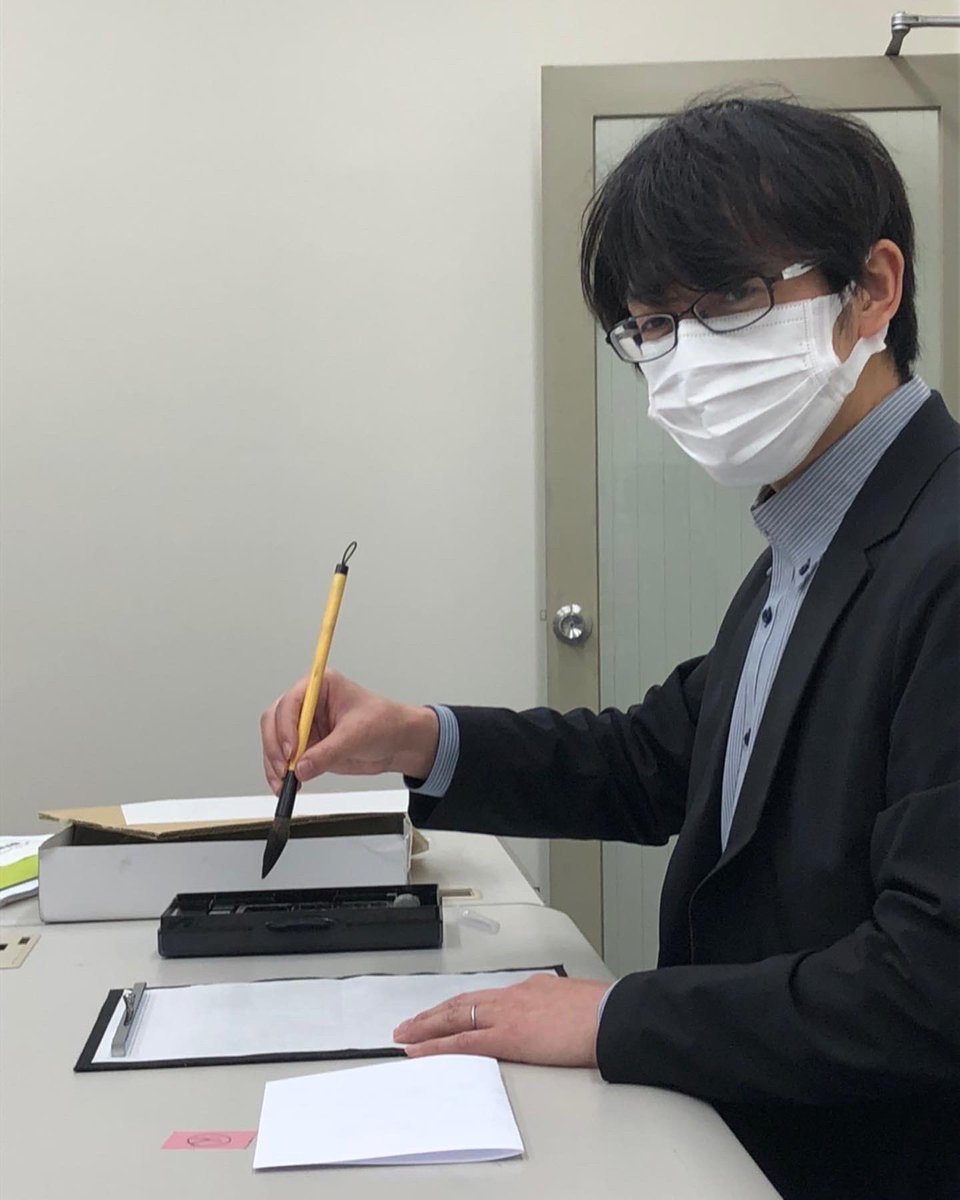 fes_corocoro's tweet photo. 先生方の書道第二弾！！🖌
番田先生、加藤先生、中島先生が書きにいらしてました☺️
何を書いているのかは当日のお楽しみに！！✨
#番田先生 #加藤先生 #中嶋先生 
#書道サークル #心心祭 #人間環境大学 #人間環境大学総合心理学部 https://t.co/ernsNijeim