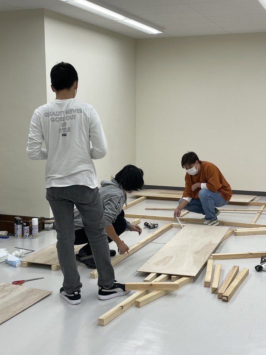 fes_corocoro's tweet photo. エイムズの部屋制作、色塗りが始まりました！🎨

#人間環境大学総合心理学部 #人間環境大学 #エイムズの部屋 #心心祭 https://t.co/yCIMCrcyJy