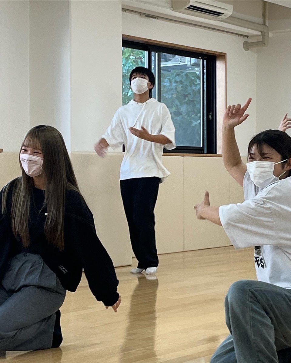 fes_corocoro's tweet photo. ダンスサークル🕺🎶
最近有名なあの曲の練習中！
チチチチチチ〜♪
#人間環境大学 #人間環境大学総合心理学部 #大学祭 #心心祭 #ダンスサークル https://t.co/NsKRTQ3Msw