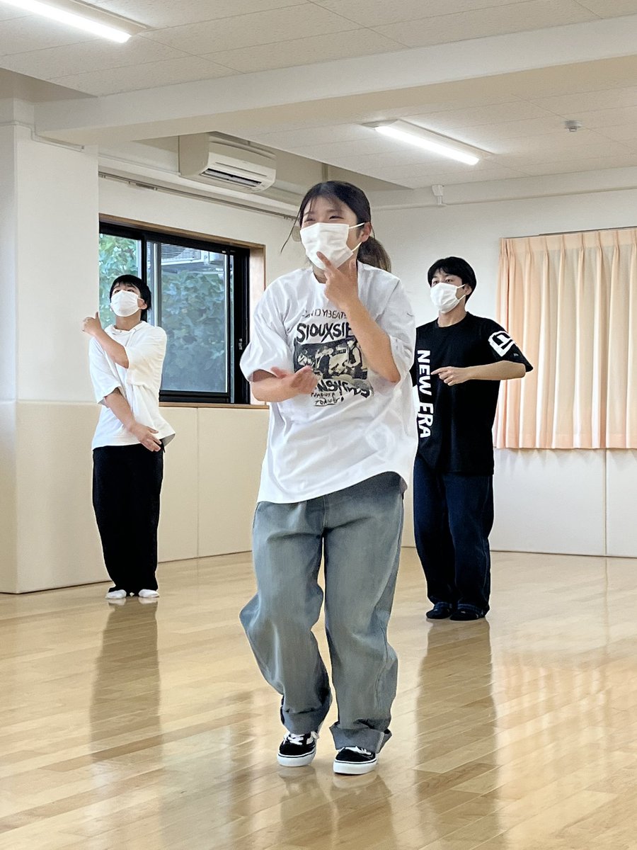 fes_corocoro's tweet photo. ダンスサークル🕺🎶
最近有名なあの曲の練習中！
チチチチチチ〜♪
#人間環境大学 #人間環境大学総合心理学部 #大学祭 #心心祭 #ダンスサークル https://t.co/NsKRTQ3Msw