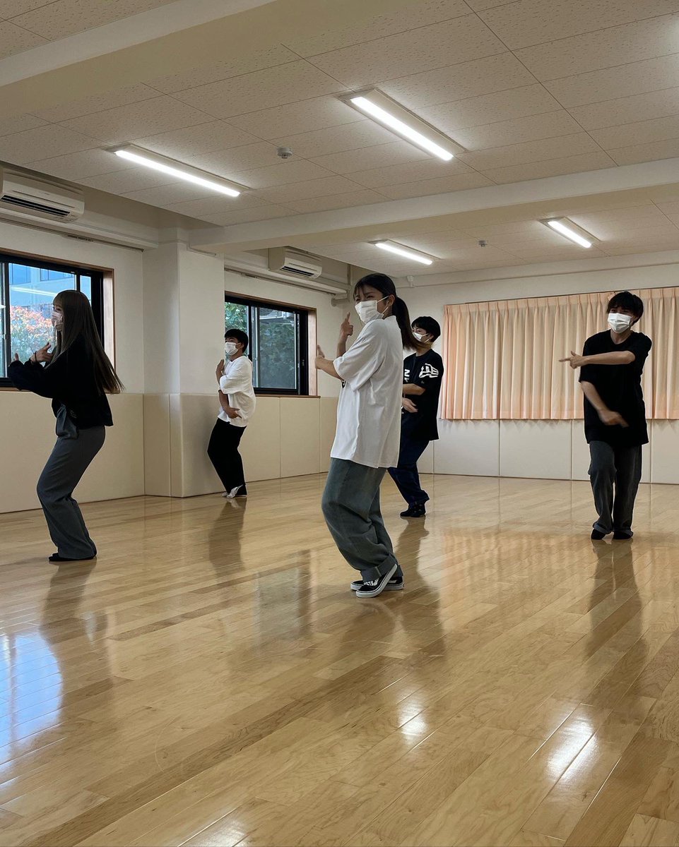 fes_corocoro's tweet photo. ダンスサークル🕺🎶
最近有名なあの曲の練習中！
チチチチチチ〜♪
#人間環境大学 #人間環境大学総合心理学部 #大学祭 #心心祭 #ダンスサークル https://t.co/NsKRTQ3Msw