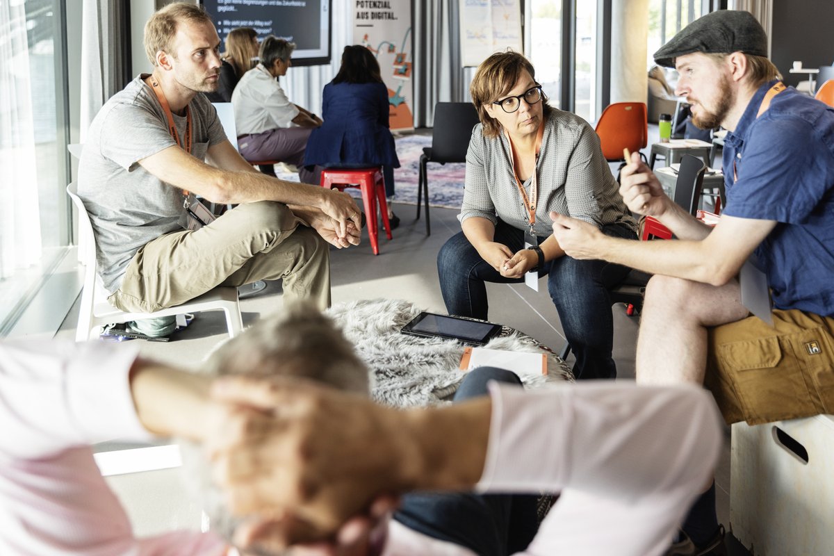 ForumBilDig's tweet photo. Wie passen #DesignThinking, #TheorieU &amp; Theaterpädaogik zusammen? Im #LabBD experimentierten wir 2022 erstmals gemeinsam mit Schulleitungen, Schulträgern &amp; Schulaufsichten, wie sich die Zusammenarbeit auf ein neues Fundament heben lässt. 🧩 #twlz

👉 https://t.co/Cg3KzkIQfb https://t.co/coORLaXR8Q