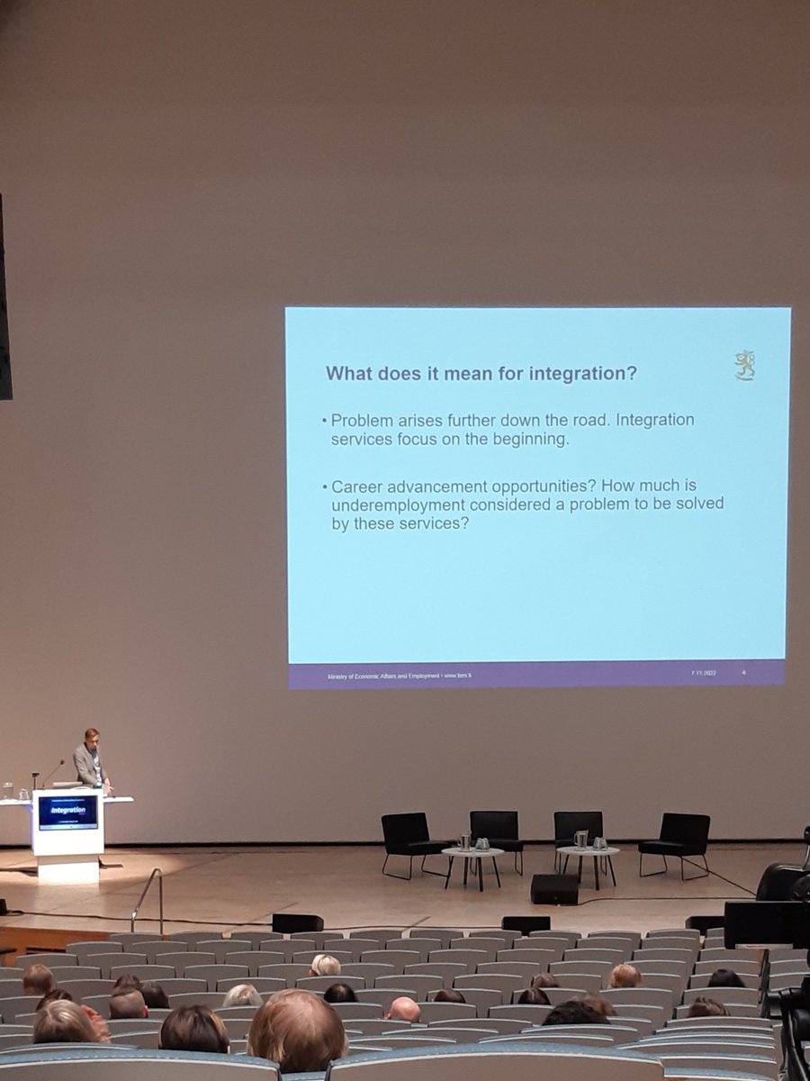 Pyritäänkö kotoutumispalveluissa torjumaan ylikoulutusta, alityöllistymistä ja edistämään maahanmuuttaneiden uralla etenemistä? Kysyy Kimmo Kari. #integration2022 @Kumppanuudessa