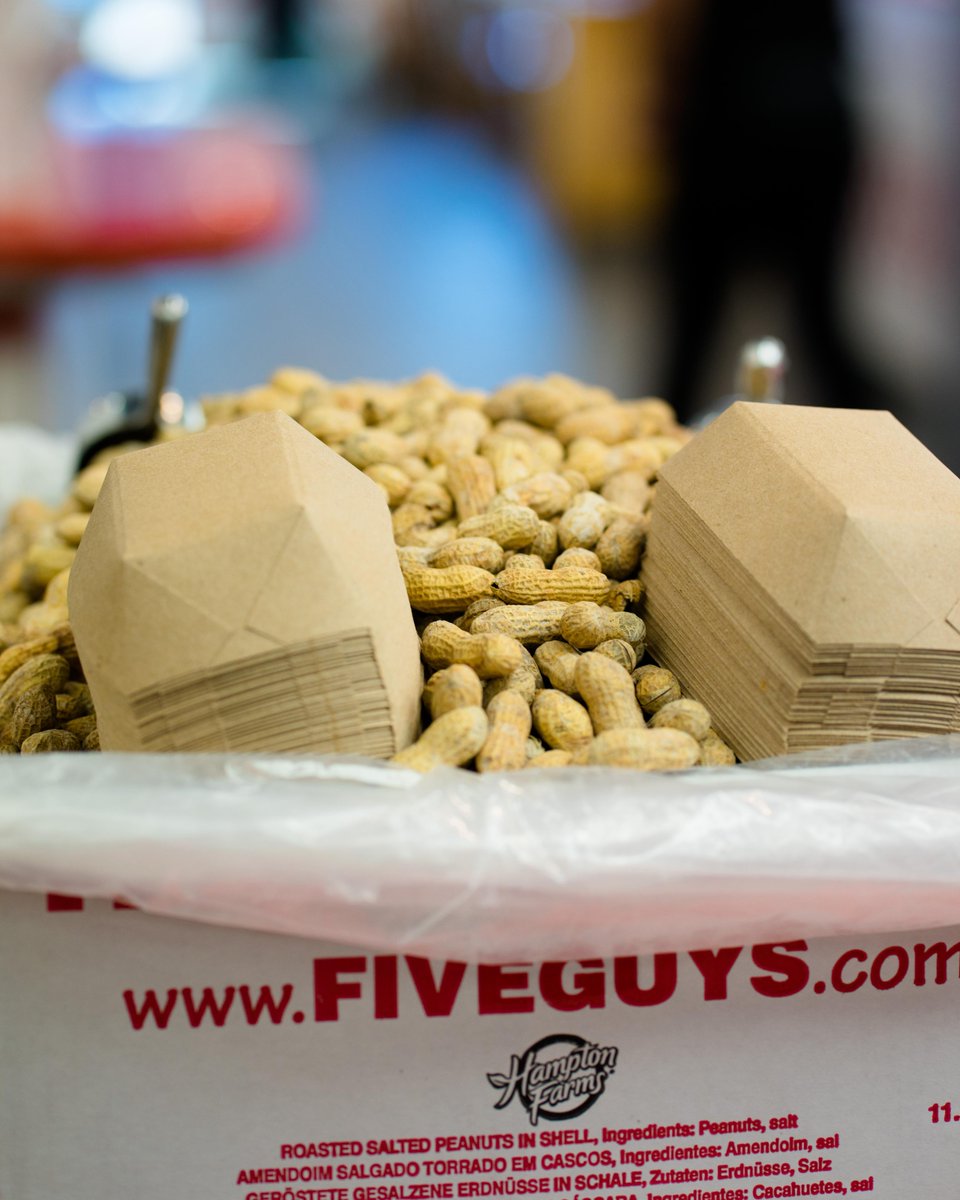 Mientras esperas tu pedido, ¿qué tal si disfrutas de unos cacahuetes? ¡Son gratis! 🥜🥜🥜

#FiveGuys #rockandroll #cacahuetes #restaurante #gratis