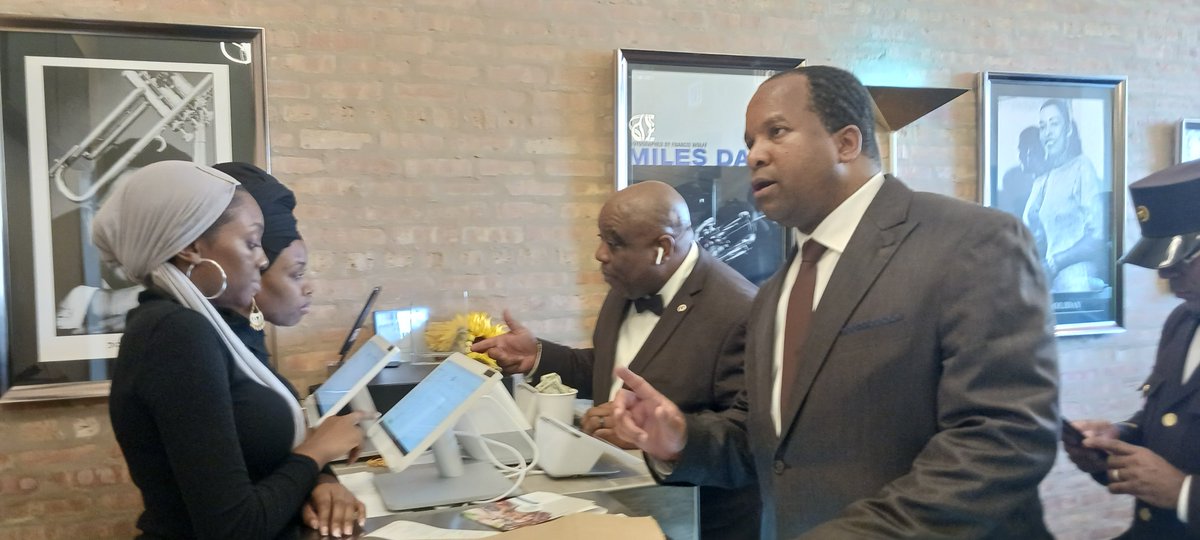 RMFinalCall's tweet photo. As part of special weekend, class with @LouisFarrakhan, the #FOI who came in from across USA and abroad flocked to Let's Eat To Live restaurant, owned by Sis Carmella Muhammad in Chitown. #Do4Self #Unity https://t.co/qW7h8WTma3