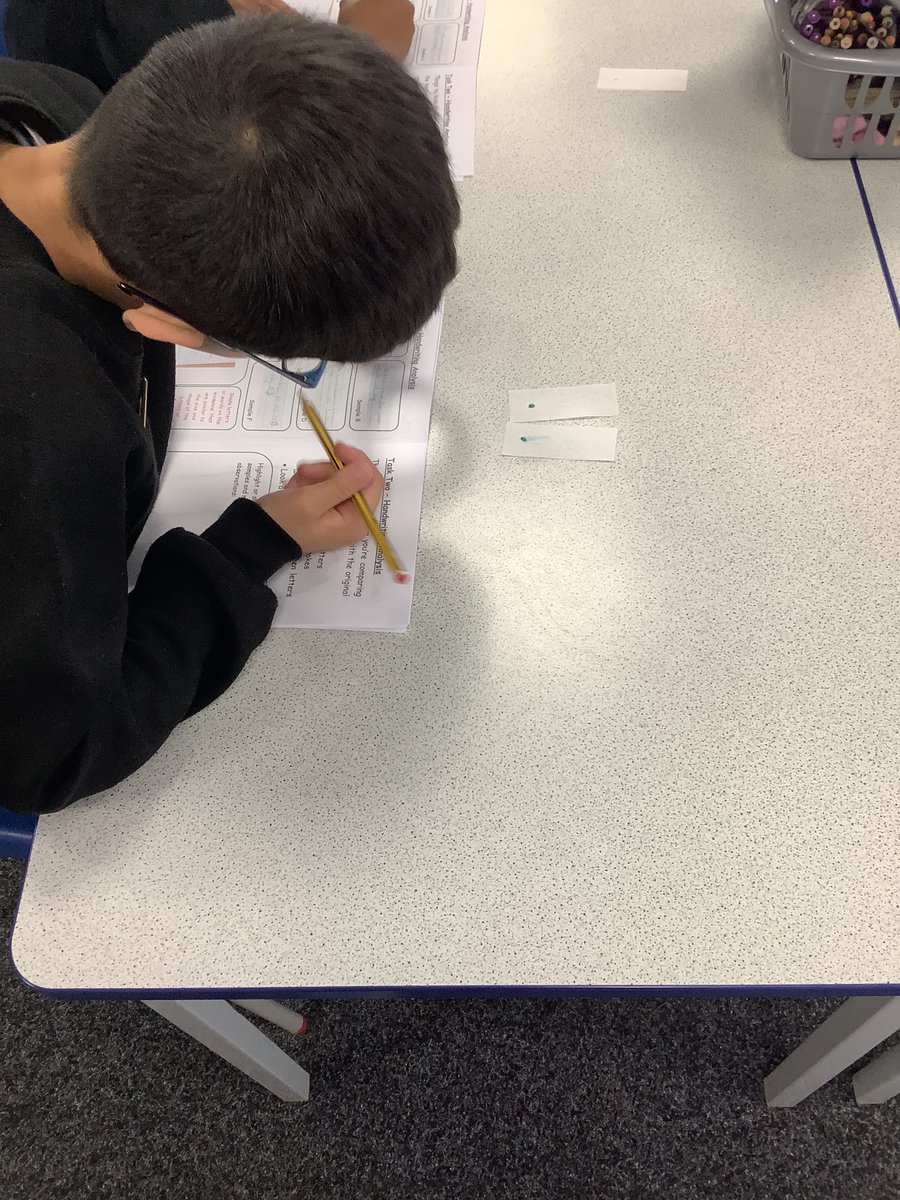 ReinwoodJuniors's tweet photo. Next we are analysing some handwriting samples from the suspects! #RJS3F #RJSscience #CSIday https://t.co/hEOTDyiwbw