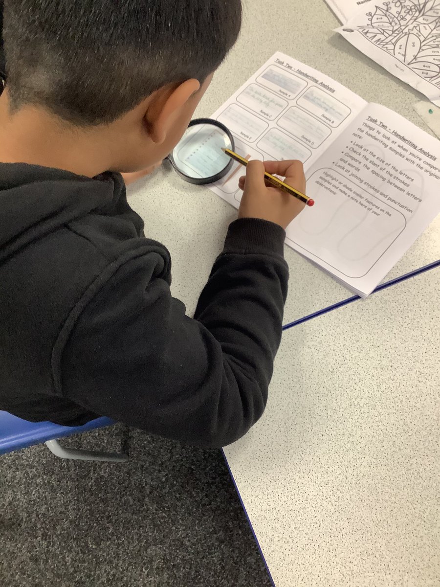 ReinwoodJuniors's tweet photo. Next we are analysing some handwriting samples from the suspects! #RJS3F #RJSscience #CSIday https://t.co/hEOTDyiwbw