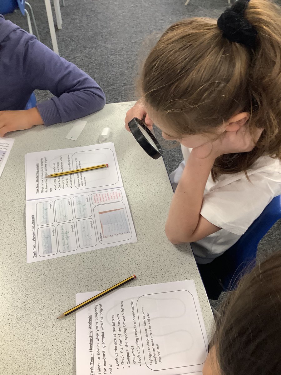ReinwoodJuniors's tweet photo. Next we are analysing some handwriting samples from the suspects! #RJS3F #RJSscience #CSIday https://t.co/hEOTDyiwbw