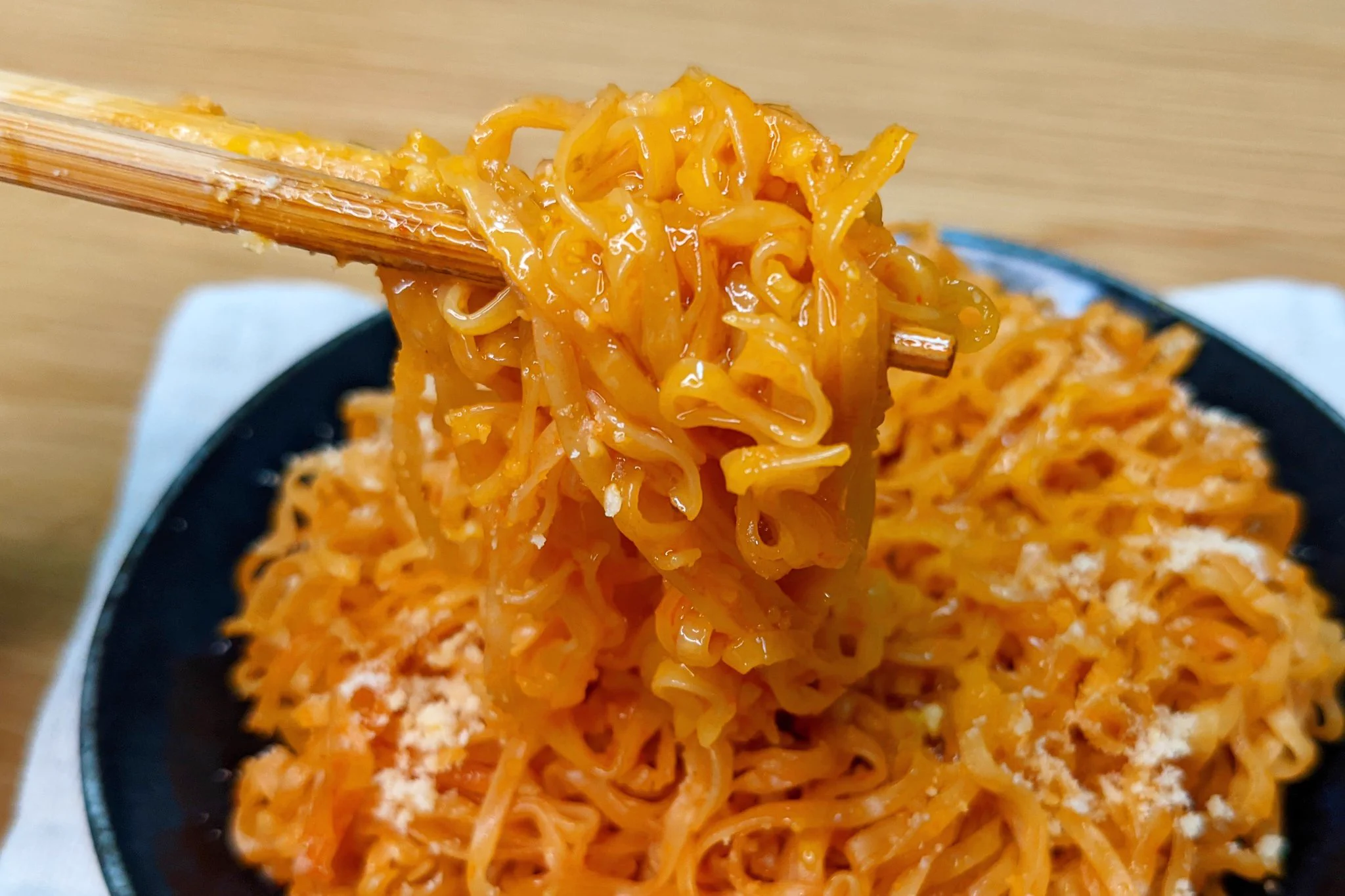 チキンラーメンが韓国風に！「うま辛カルボナーラ」。