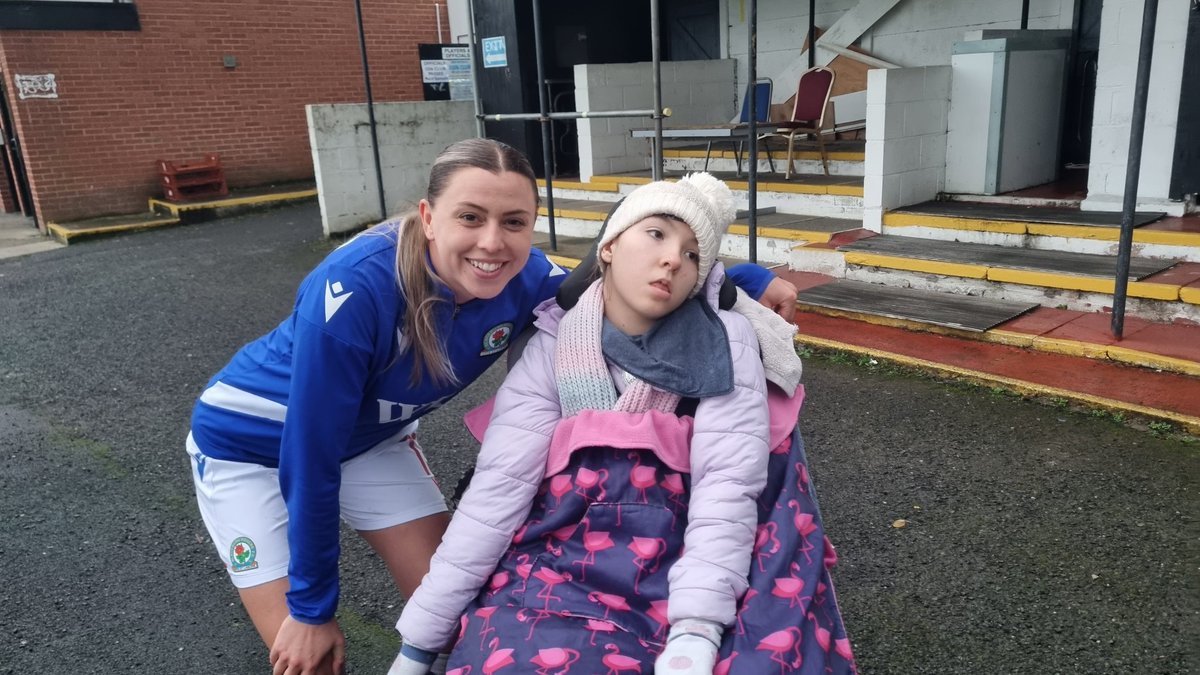 JetsGPS's tweet photo. Neave got to meet @RoversLadies match winner @Ellieleek95 yesterday.  Proud to support our local ladies team &amp; @niamhmurphy_3 who had a great game https://t.co/r1h6fpGogG
