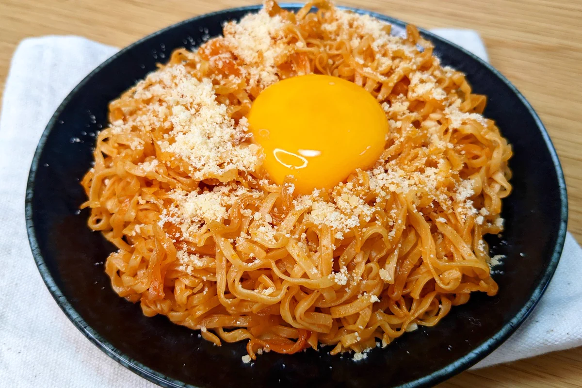 チキンラーメンが韓国風に！「うま辛カルボナーラ」。