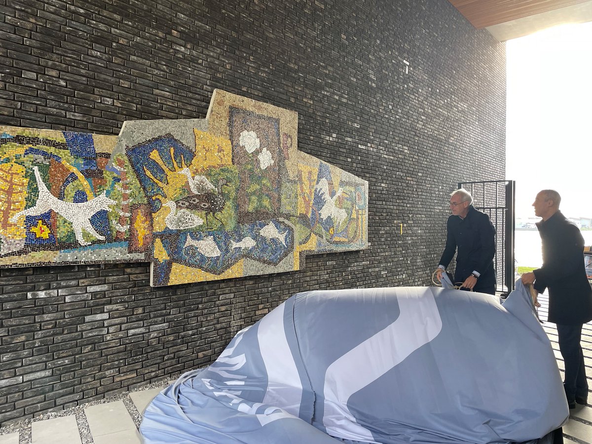Blauwhoed (@blauwhoed) on Twitter photo Een verrijking van de binnentuin van Eden Districtπ. Het kunstwerk van Jan Bezemer is symbolisch onthuld door wethouder Cultuur @SaidKasmiD66 en <a href="/Phillipsmits/">Phillip Smits</a> Zorgvuldig verwijderd uit de kantine van het oude Dijkzigt en nu te zien in de poort naar de tuin #kunst #rotterdam Een verrijking van de binnentuin van Eden Districtπ. Het kunstwerk van Jan Bezemer is symbolisch onthuld door wethouder Cultuur @SaidKasmiD66 en <a href="/Phillipsmits/">Phillip Smits</a> Zorgvuldig verwijderd uit de kantine van het oude Dijkzigt en nu te zien in de poort naar de tuin #kunst #rotterdam