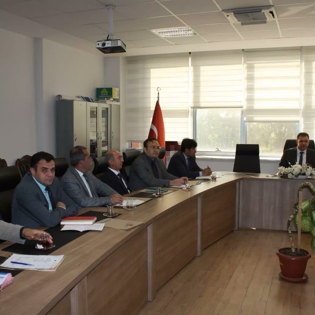 KMarasCsb's tweet photo. Milli Emlak iş ve işlemlerin daha etkin ve verimli yürütülebilmesi amacıyla Milli Emlak şeflerinin katılımıyla Müdürlüğümüzde istişare toplantısı yapıldı. https://t.co/Hi8ZK7ScJH
