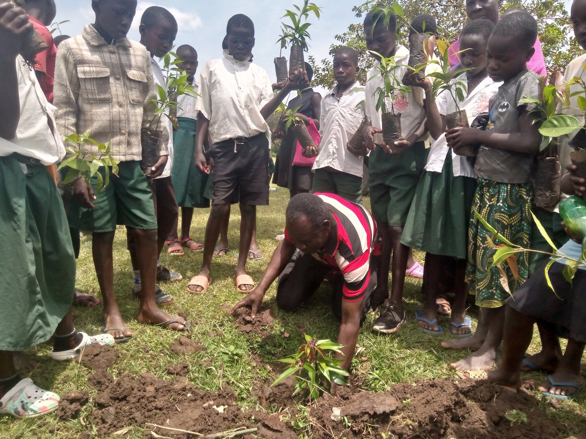 ayowecca_uganda's tweet photo. Damages caused by #ClimateCrisis in poorest nations are uncountable, leaders who wants to rule the world, try to increase more green corridors (#Plantmoretress) #twiff #Climate #ClimateChange #COP27 #ImplementPromisesNow #PeopleNotProfit #ClimatAction #Refi #Web3 #ClimateStrike https://t.co/x0pbe3fKAa