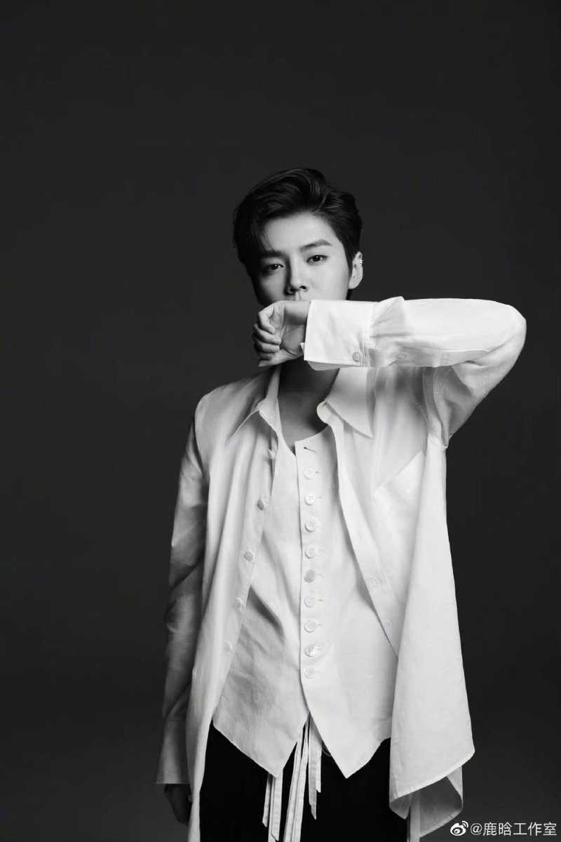 LuHan__chile's tweet photo. [#WEIBO ]{221107} 

 "¿Vas a mantenerme con vida?" ... Es tan difícil cuando es tan guapo! "
.

Cr:鹿晗工作室
#TheWorldsMostHandsomeBoss #鹿晗 #鹿晗工作室 https://t.co/w4zYiVcw7G