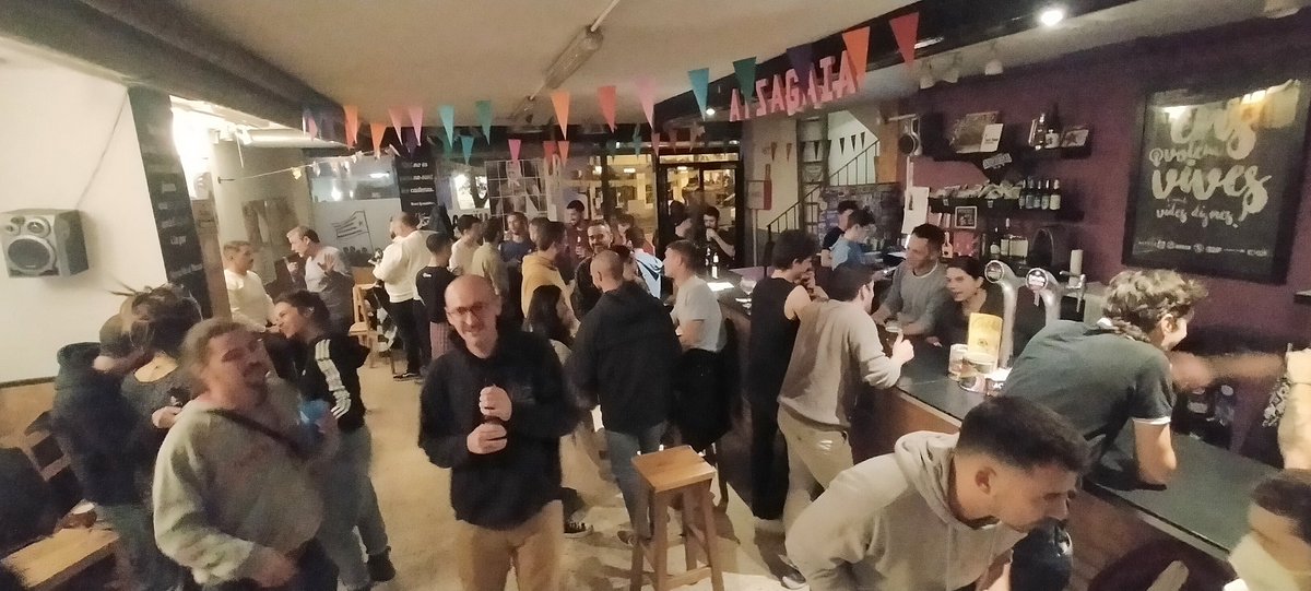 atzagaia's tweet photo. Agraïdes i emocionades per la gentada que vau venir a la Cafeta de tardor.
Mil gràcies a:
✨@lacruilla per la bona acollida
✨Xavi i Pau per parlar desacomplexadament de les relacions intergeneracionals mariques
✨Jacqueline, Mila, Terrífica i Clamídia. Dives!
✨VOSALTRES https://t.co/ktQNdOjhnv